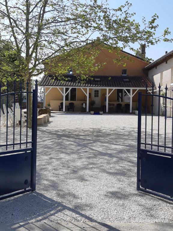 une porte ouverte devant un bâtiment dans l'établissement Appartement La Haute Preze & Golffrance, à Rouzède