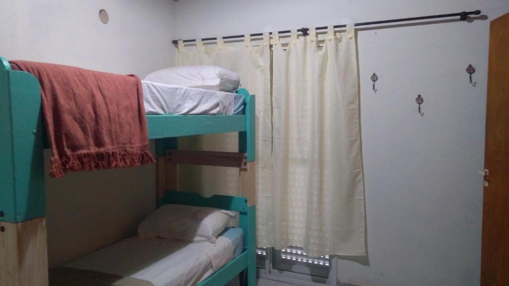 Postel nebo postele na pokoji v ubytování Ruca Kiñe Hostel