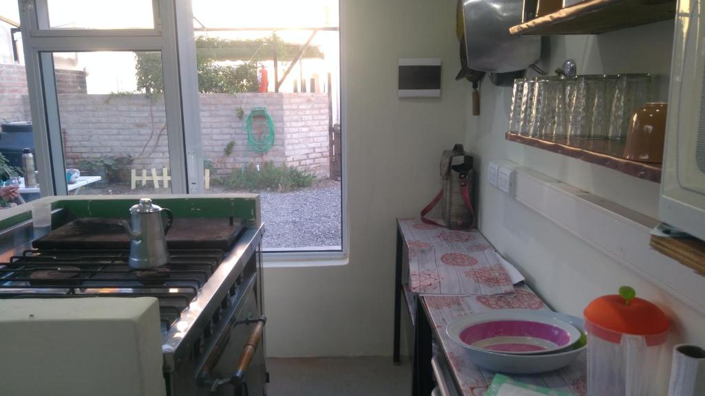 Kuchyň nebo kuchyňský kout v ubytování Ruca Kiñe Hostel