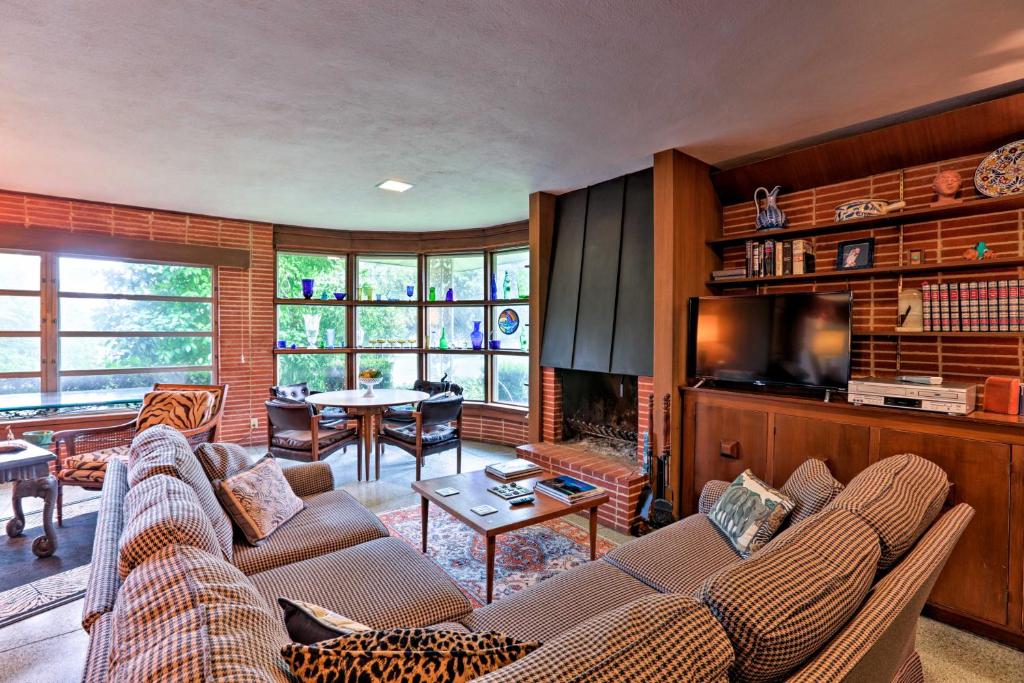 サンアントニオにあるSpacious San Antonio Home about 5 Mi to Downtown!のソファとテレビのあるリビングルーム