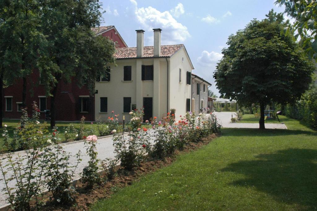 a house with a garden in front of it at Ca' Premuda Locazione Turistica in Codognè