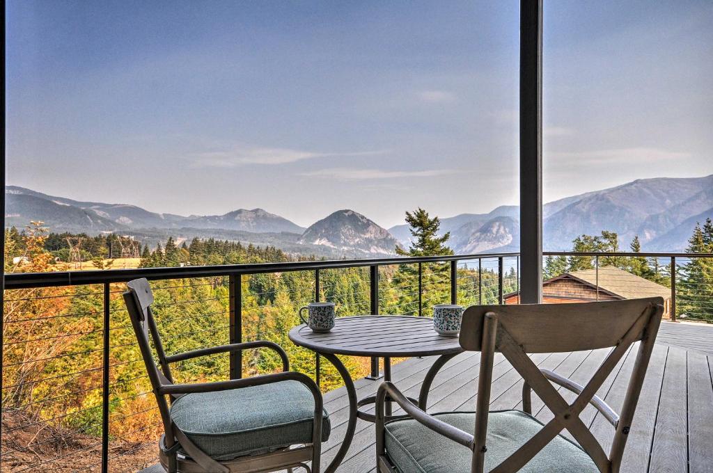 Carson的住宿－Gorge Retreat - Modern Carson Home with Mtn Views!，山景阳台上配有一张桌子和两把椅子