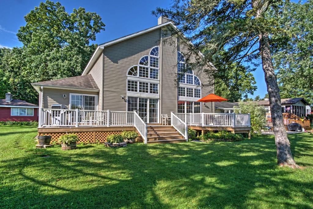 Waterfront Vandalia House with Dock on Donnell Lake! في Cassopolis: منزل كبير مع شرفة كبيرة وساحة