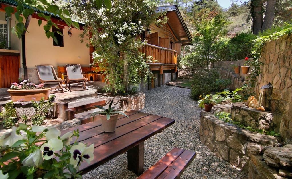 Aed väljaspool majutusasutust Cabañas Tá Péfka