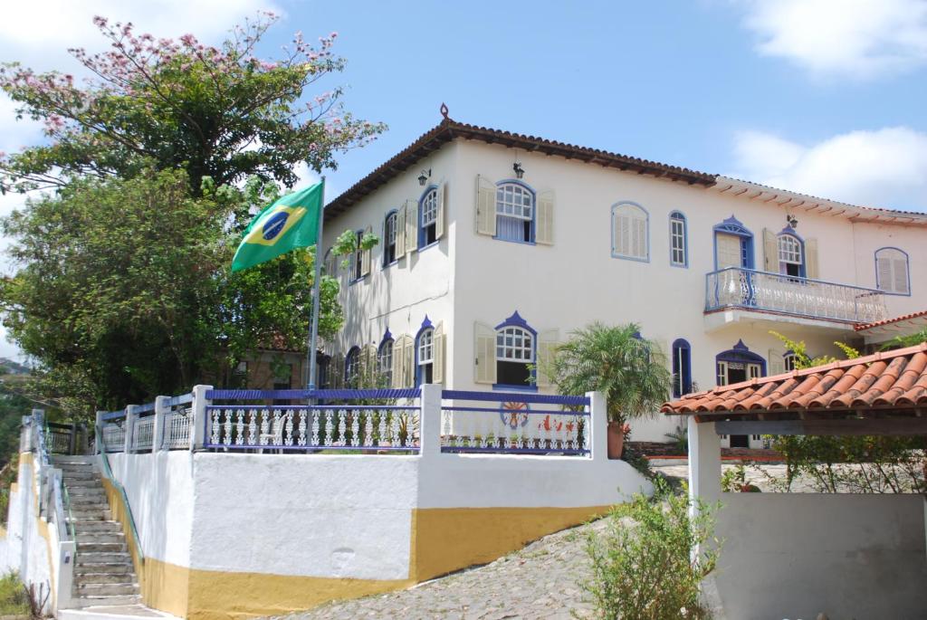 une maison arborant un drapeau devant elle dans l'établissement Abigail Condé, à Ouro Preto