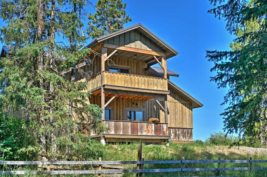 una casa en un árbol con terraza en una colina en Columbia Falls Apt about 17 Mi to Whitefish Resort! en Columbia Falls