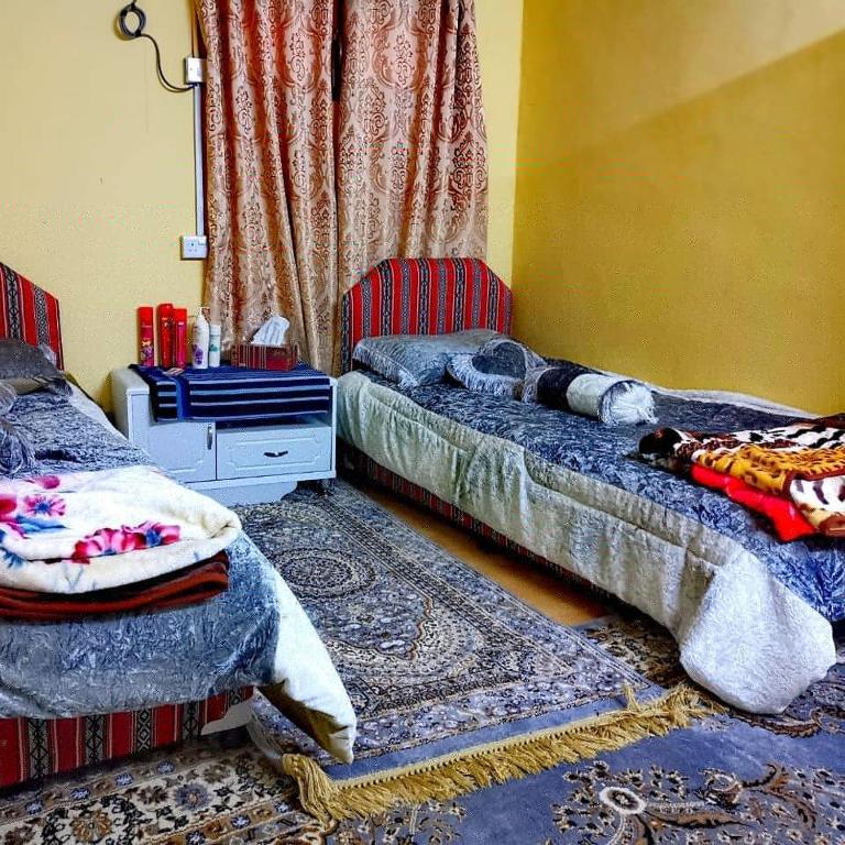 Postel nebo postele na pokoji v ubytování Sehma Guest House بيت السحمه للضيافه