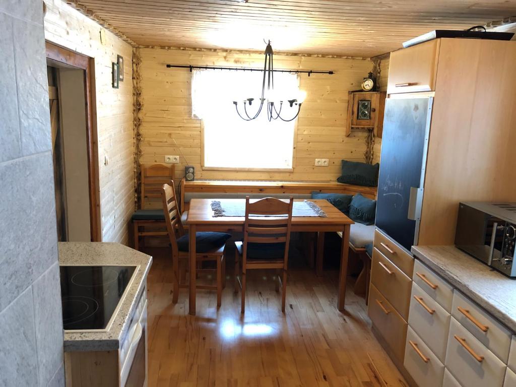 a kitchen with a table and chairs in a room at Einser Hütte GesbR - Selbstversorgerhaus für 7 Personen in Vordernberg