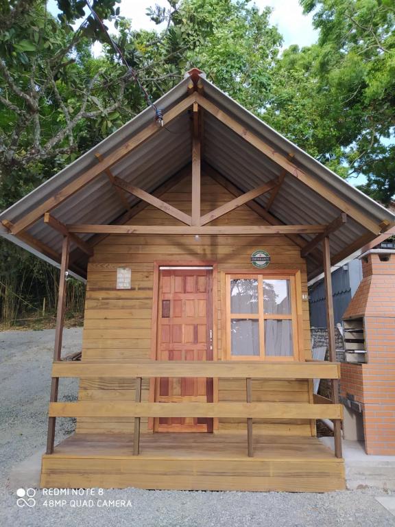un pequeño edificio de madera con techo en Belo Mar, en Penha