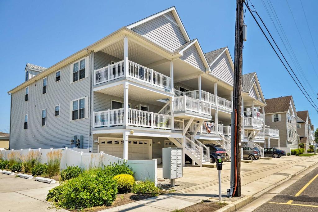 ein großes Apartmenthaus mit Balkon auf einer Straße in der Unterkunft Condo with Deck Walk to Beach and Convention Center! in Wildwood