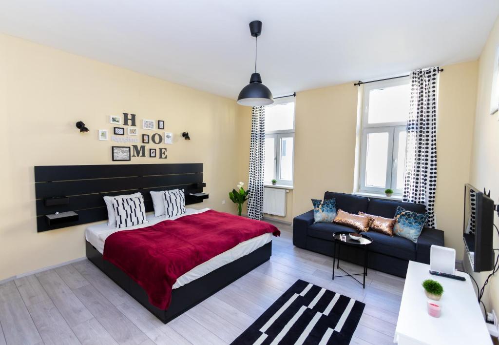 1 dormitorio con 1 cama y 1 sofá en Radiant Premium Apartments - Fünfhaus, en Viena