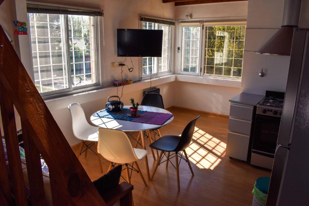 cocina con mesa y sillas en una habitación en Alojamiento moderno cerca del Mar, Mar del Plata en Mar del Plata