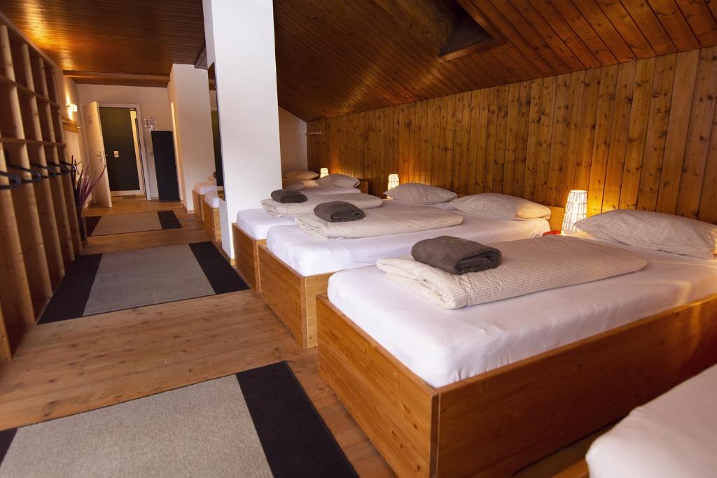 Postel nebo postele na pokoji v ubytování Sust Lodge am Gotthard