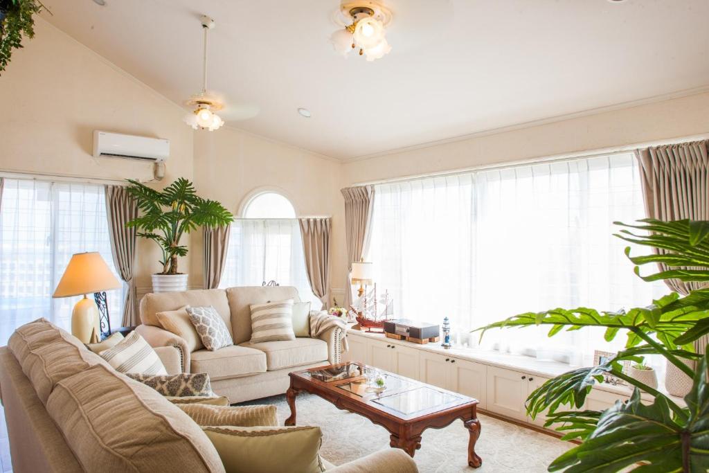 un soggiorno con divano e tavolino da caffè di Uruma - House / Vacation STAY 5677 a Uruma
