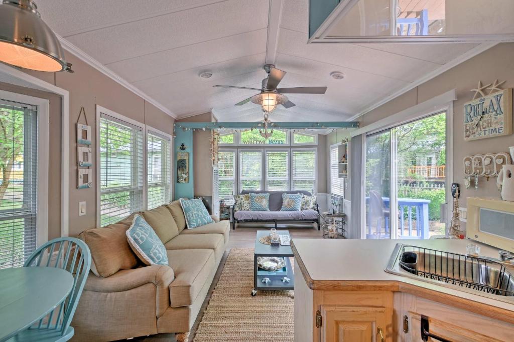 Middle Bass Island Escape Resort Pool and Bar!, PutinBay (updated