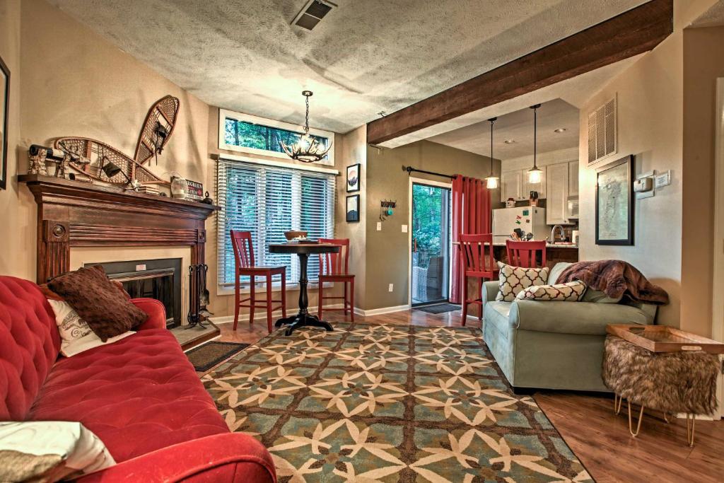 uma sala de estar com um sofá vermelho e uma lareira em Wintergreen Resort Mountain Condo with Pool Access! em Lyndhurst