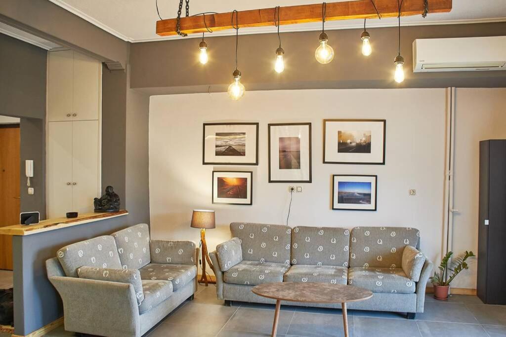 una sala de estar con un sofá y una mesa en Art Luxury Designer Apartment, en Drama