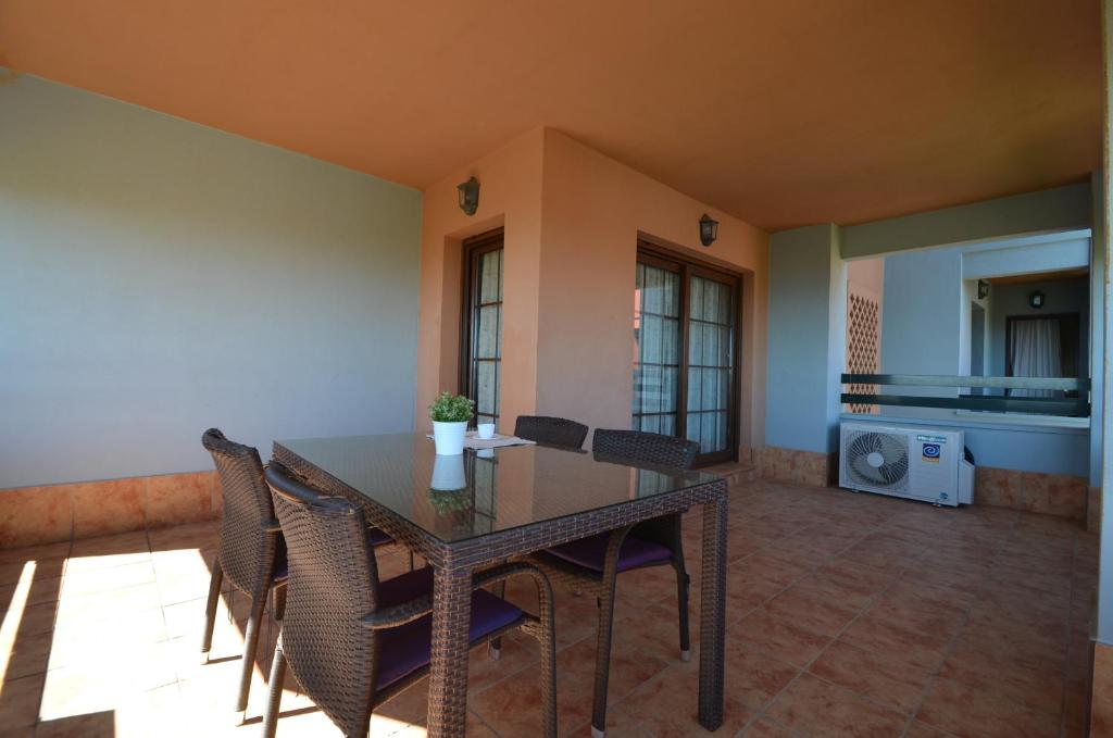 jadalnia ze stołem i krzesłami w obiekcie Apartamentos Punta Canela w mieście Isla Canela