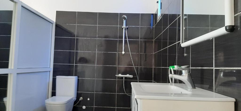Koupelna v ubytování Villa CLIMATISEE avec piscine privée, ras el ma