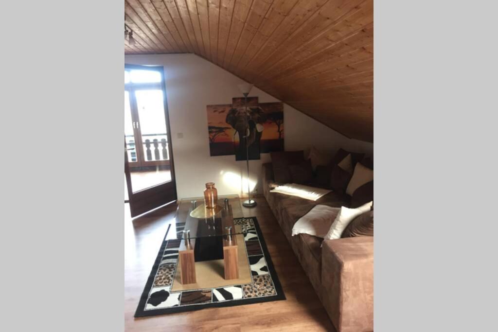 uma sala de estar com um sofá e uma mesa em Gästehaus Sansibar em Meinerzhagen