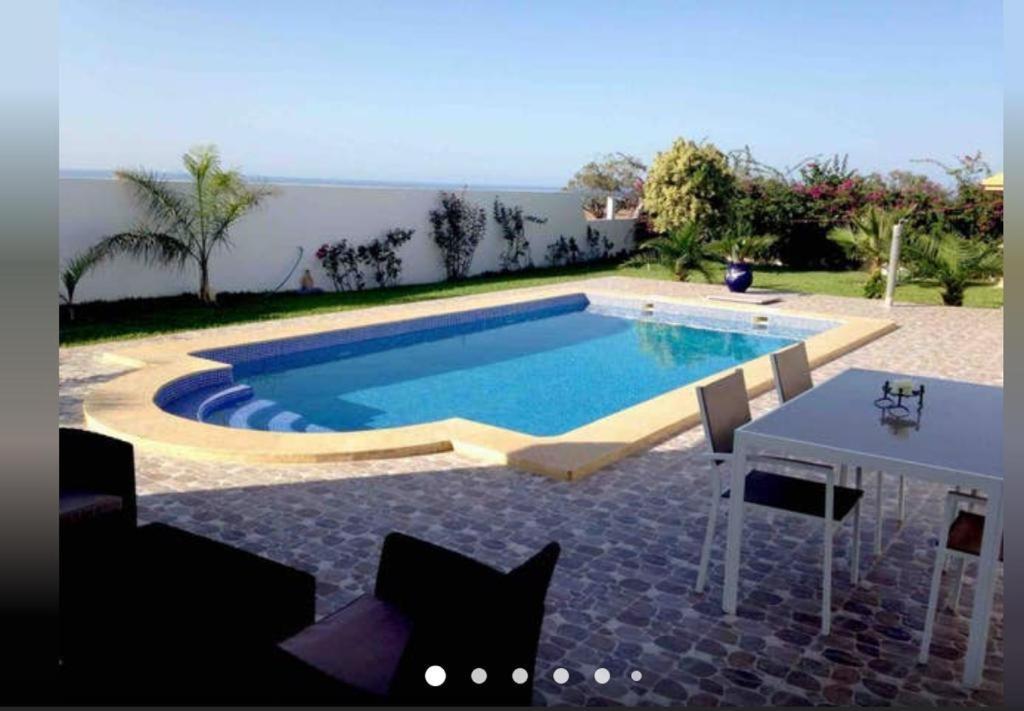 Bazén v ubytování Villa CLIMATISEE avec piscine privée, ras el ma nebo v jeho okolí