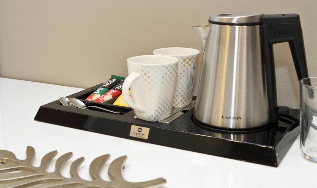 Příslušenství pro přípravu čaje a kávy v ubytování PLATINUM ROOMS butique hotel