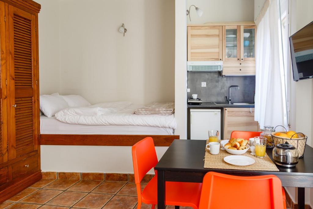 Habitación pequeña con mesa, sillas y cama en Home Sweet Home 3 en Nafplio