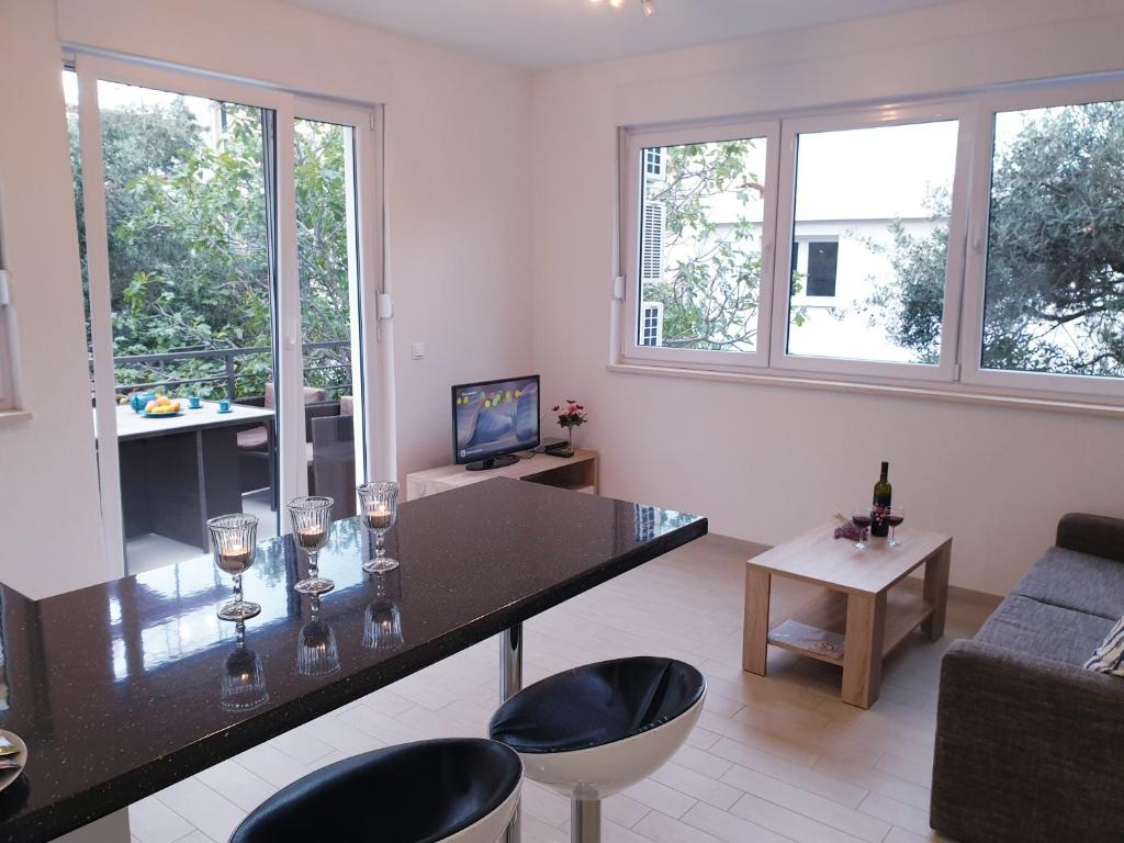 Televízia a/alebo spoločenská miestnosť v ubytovaní Apartments Ellie