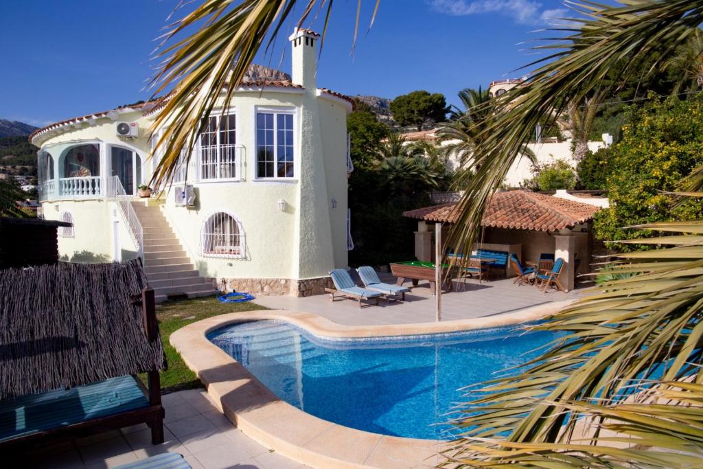 een huis met een zwembad voor een huis bij villa Belucra,10p,seaview,jacuzzi,pool in Calpe