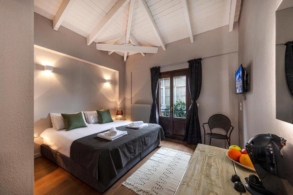 um quarto com uma cama grande e uma janela em White Hills Suites & Spa em Arachova