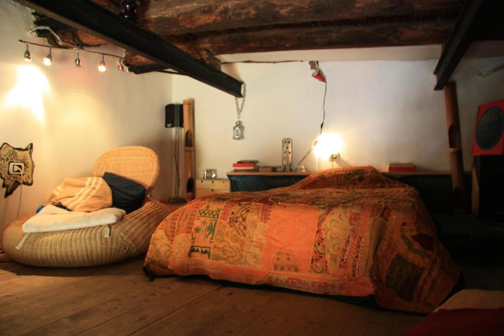 1 dormitorio con 1 cama y 1 silla en Buonanotte & Buongiorno Guesthouse, en Nápoles