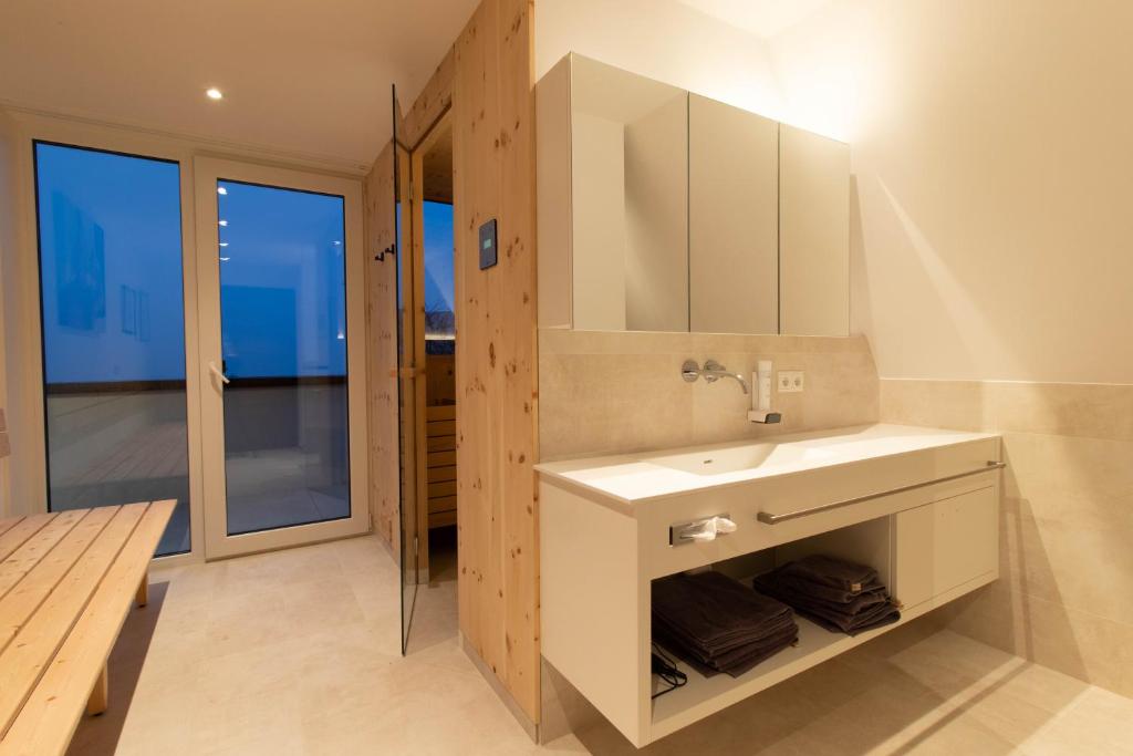 ein Badezimmer mit Waschbecken und Spiegel in der Unterkunft Wally Berg-Appartements in Zams