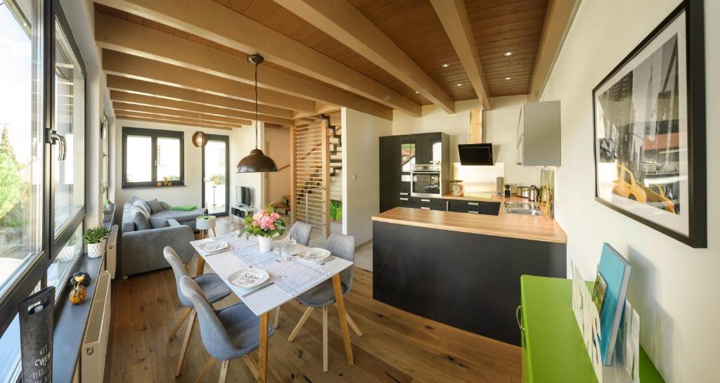 cocina y sala de estar con mesa y sillas en Ferienhaus Weinhäusel en Neustadt an der Weinstraße