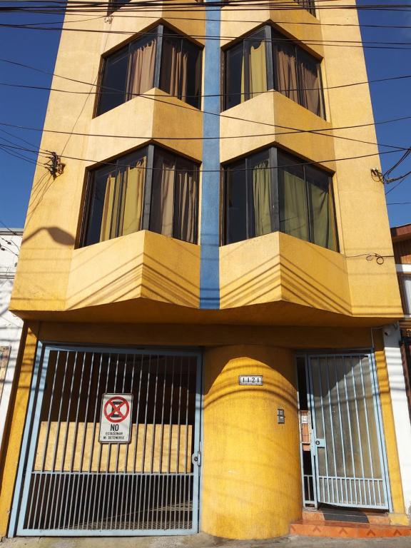 un grande edificio giallo con un cartello di fronte di Resimed ad Antofagasta