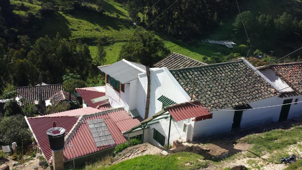 an overhead view of a row of houses with roofs at HOSPEDAJE BELLA VISTA MONGUI in Monguí