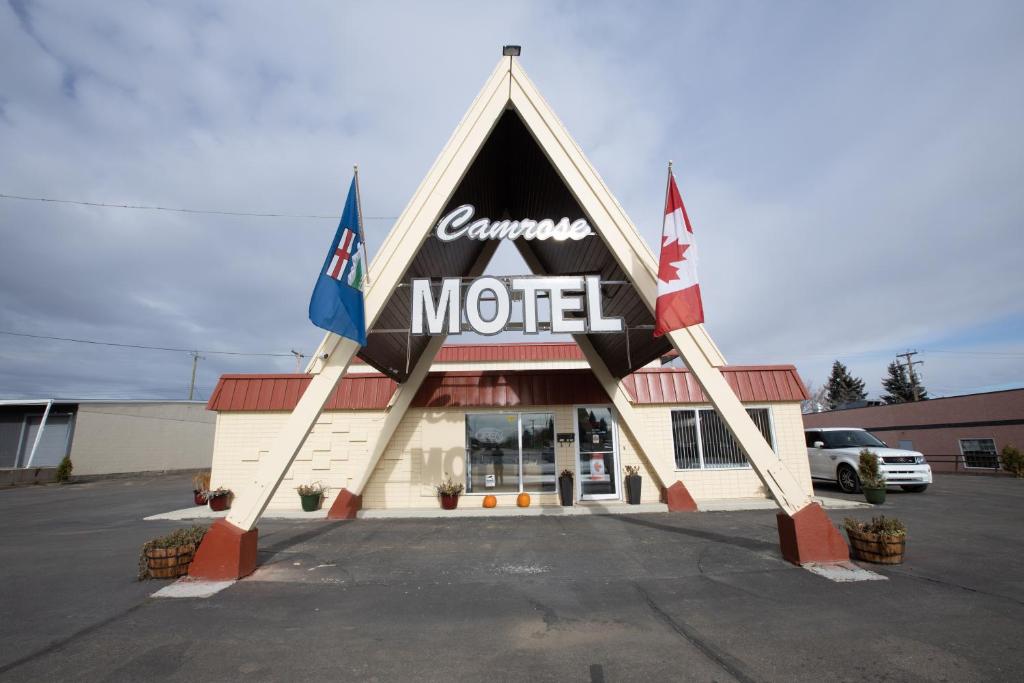 un magasin avec un panneau à l'avant dans l'établissement Camrose Motel, à Camrose