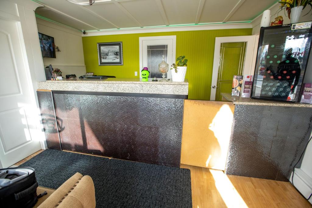 Kuchyň nebo kuchyňský kout v ubytování Camrose Motel