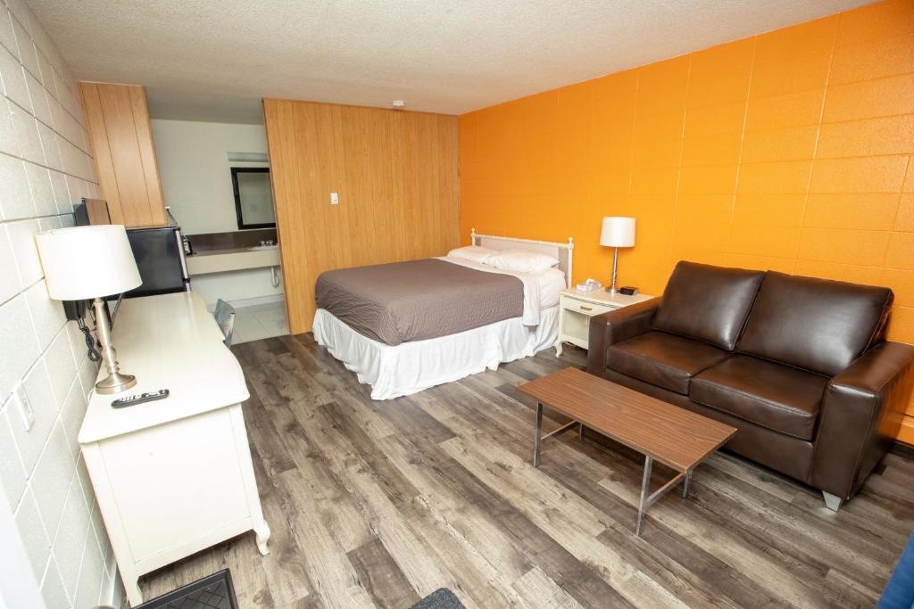 Postel nebo postele na pokoji v ubytování Camrose Motel