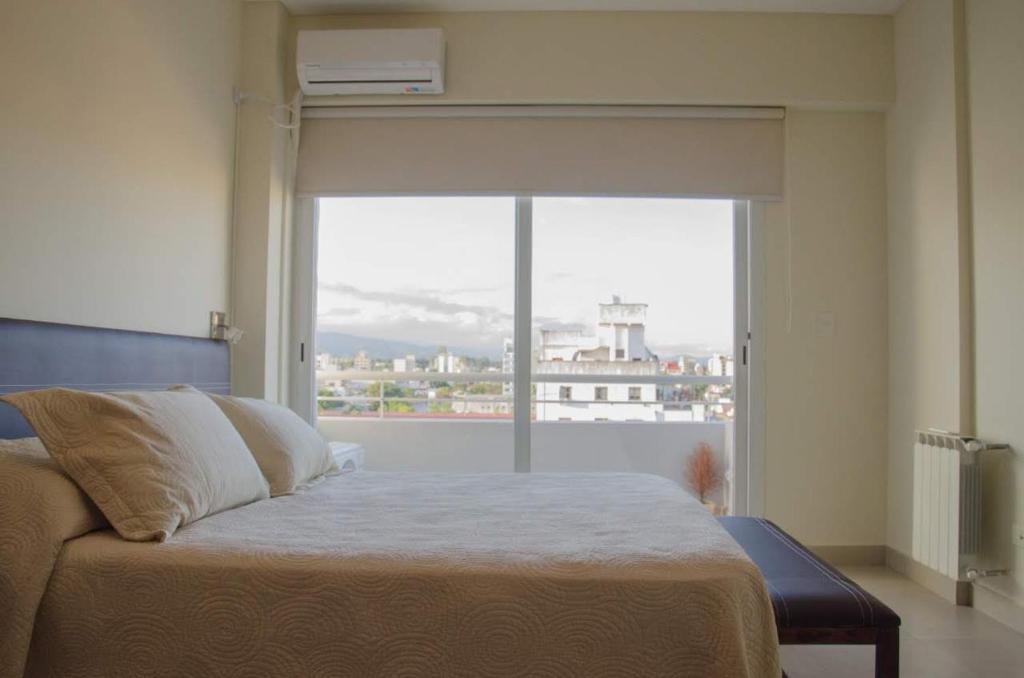 Säng eller sängar i ett rum på Soles de Salta dpto, cochera, balcón a 600m de plaza principal