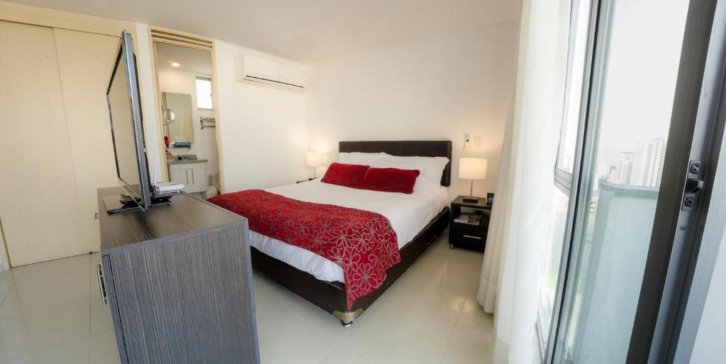 Un pat sau paturi într-o cameră la Confortable y Tranquilo Aparta Suite en el Corazón de Bucaramanga, Exterior con hermosa vista sobre la ciudad