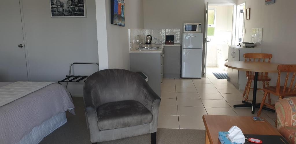Kuchyň nebo kuchyňský kout v ubytování Whangaroa Lodge Motel