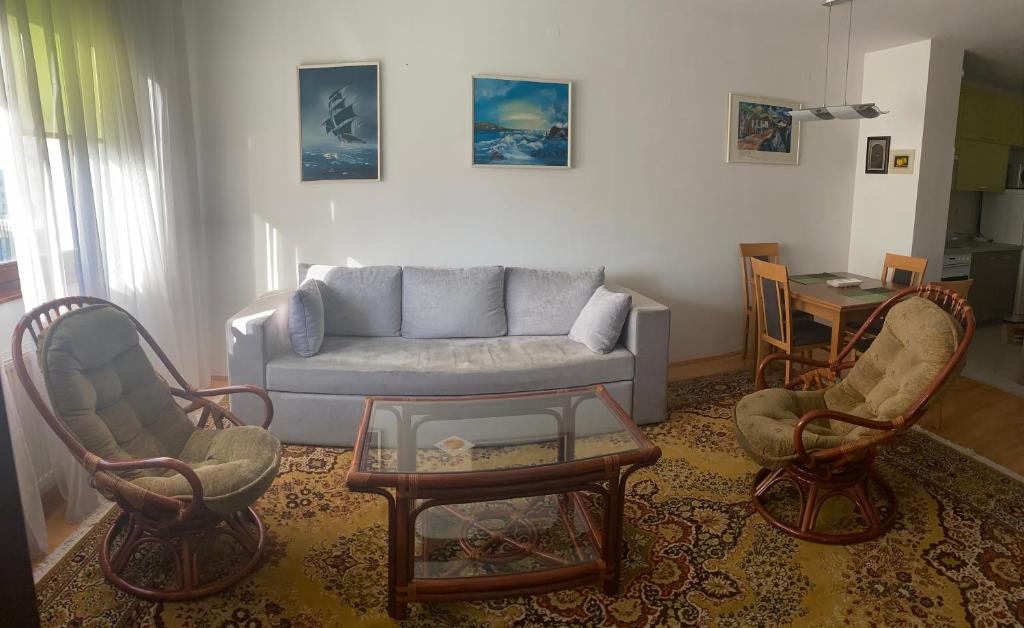 a living room with a couch and two chairs at Apartman 3S Pale Jahorina in Pale