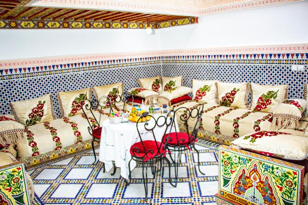 非斯的住宿－Riad Dar Senhaji，一间配有沙发的房间和一张桌子