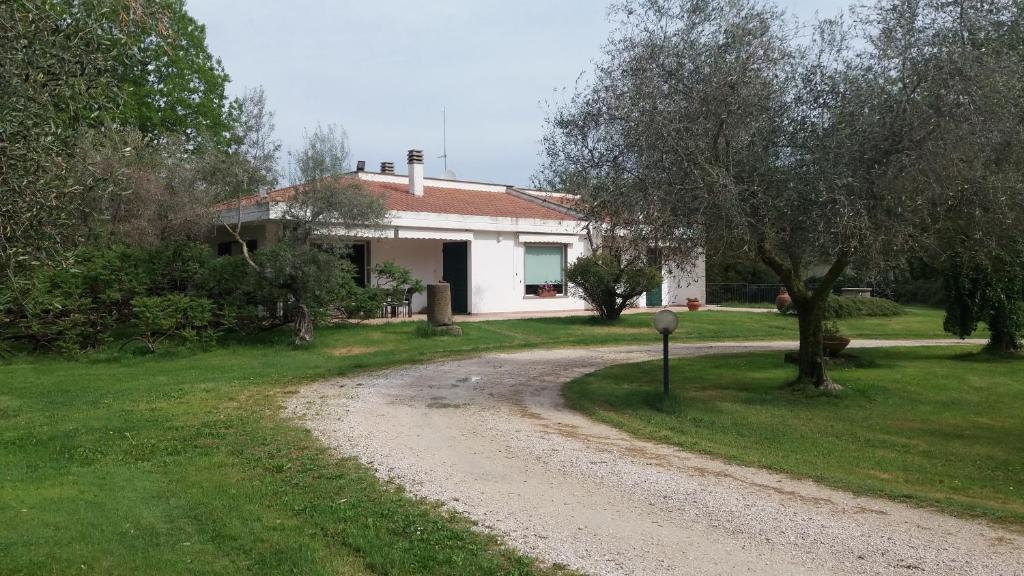 a house with a dirt road in front of it at A casa di Asia in Viterbo