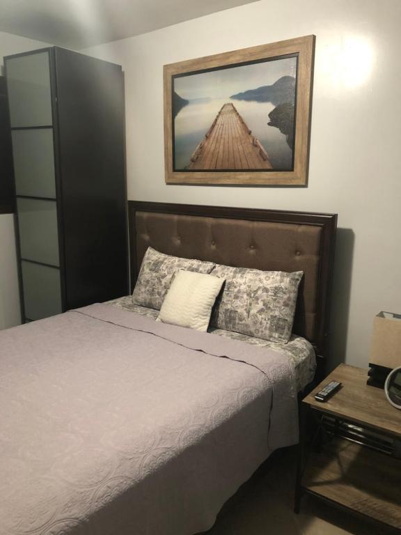 a bedroom with a bed and a picture on the wall at Brooklyn's Finest - Cozy 2 Bedroom in Brooklyn