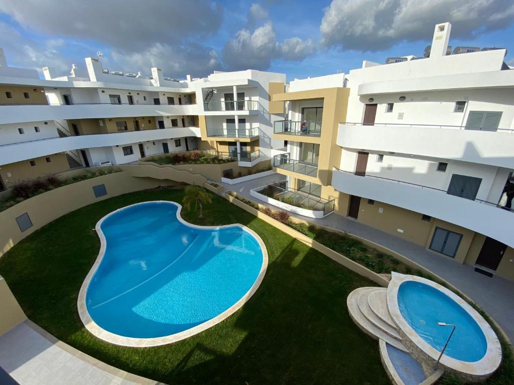- une vue aérienne sur les immeubles d'appartements avec piscine dans l'établissement Albur Village B - Camomile, à Alvor