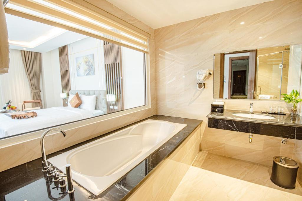 Manh Quan Luxury Hotel - Camera King Con Balcone
