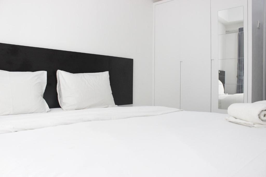 Monochrome Style Studio Room @Grand Asia Afrika Apartment By Travelio - Studio Apartment
