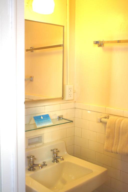 Leo House - Single Room With Shared Bathroom