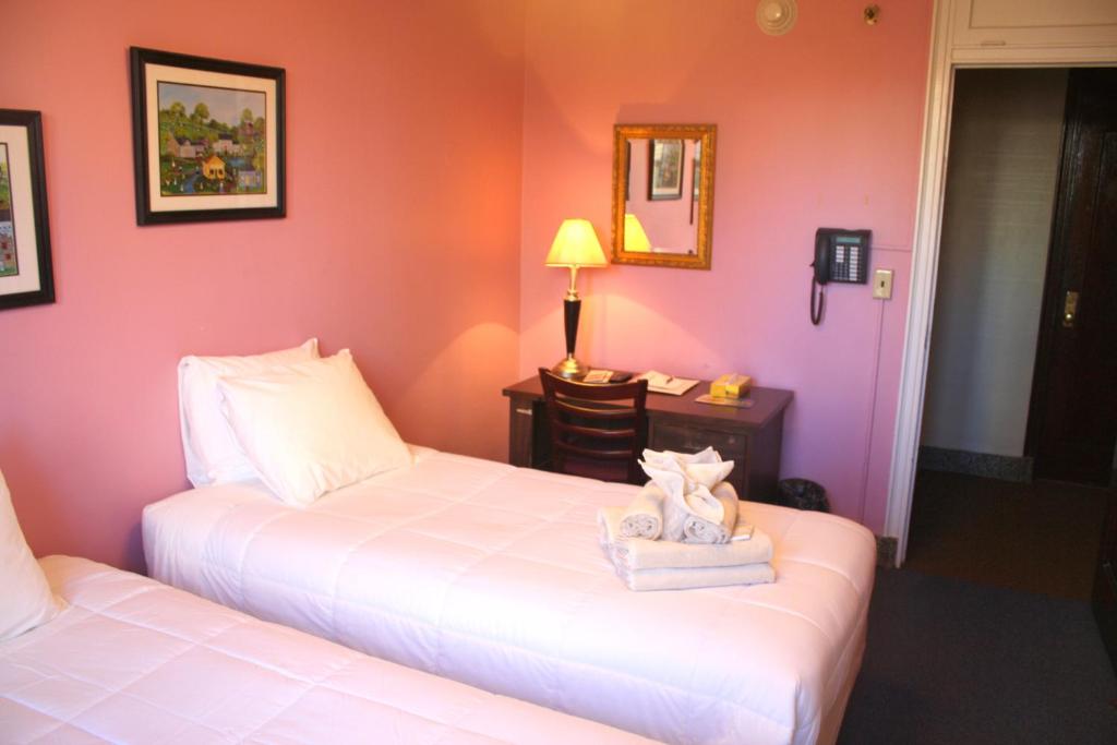 Leo House - Double Room With Private Bathroom